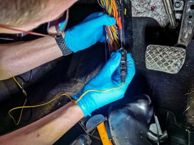 Checking the electrical wiring loom in a modern vehicle